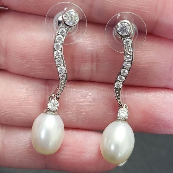 Unbranded Jewelry - *Sale* Sterling silver cultured pearl earrings